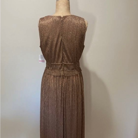 A NWT Taylor Good Size 8 cocktail dress. Flattering on most any figure. - Picture 4 of 4